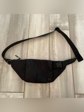 Lululemon Multi-pocket Belt Bag Crossbody Fanny Pack Purse Black